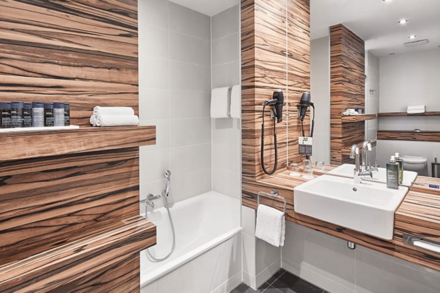 Badezimmer einer Suite im H4 Hotel Münster